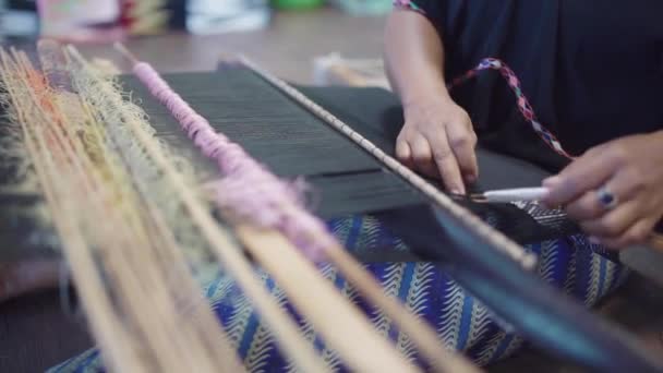 Uma Mulher Indonésia Tecendo Tecido Lombok Tradicional Tenun Tecelagem Uma — Vídeo de Stock