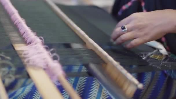 伝統的なロンボック生地を織るインドネシア人女性 天文または織りは 糸を長さとトランスバーセルを組み合わせた生地の製造技術です — ストック動画