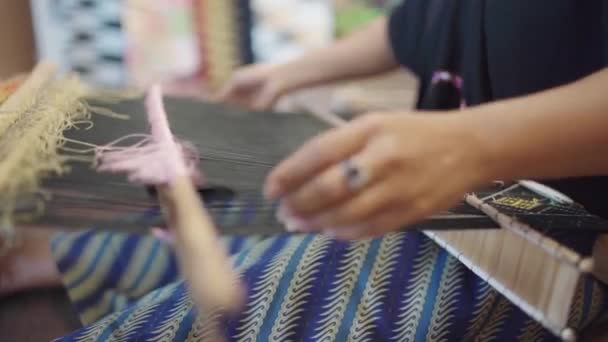 Индонезийская Женщина Плетет Традиционную Ломбовую Ткань Tenun Ткачество Техника Производстве — стоковое видео