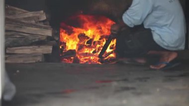 Odun yakan şömineye yakın çekim. sıcak sıcaklık kavramı