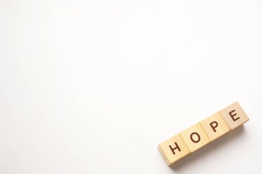 Beyaz arkaplanda umut başlığı