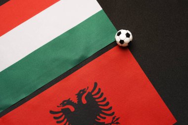 Arnavutluk Macaristan 'a karşı, ulusal bayraklarla futbol maçı