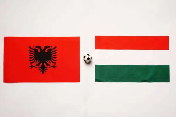 Arnavutluk Macaristan 'a karşı, ulusal bayraklarla futbol maçı