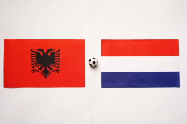 Arnavutluk Hollanda 'ya karşı, ulusal bayraklarla futbol maçı