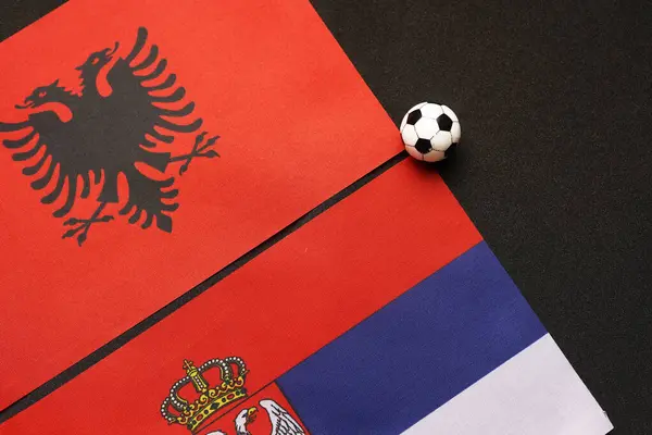Arnavutluk Sırbistan 'a Karşı, Ulusal Bayraklarla Futbol Maçı