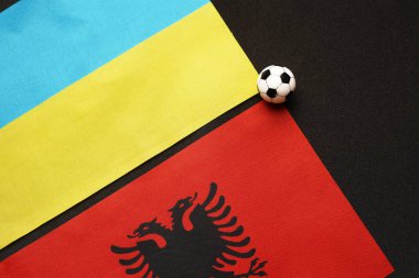 Arnavutluk Ukrayna 'ya karşı, ulusal bayraklarla futbol maçı