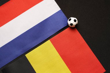 Belçika Hollanda 'ya karşı, milli bayraklarla futbol maçı