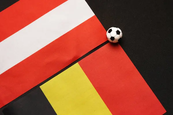 Belçika Avusturya 'ya karşı, ulusal bayraklarla futbol maçı