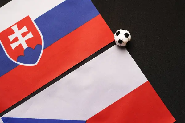 Çek-Slovakya maçı, ulusal bayraklarla futbol maçı
