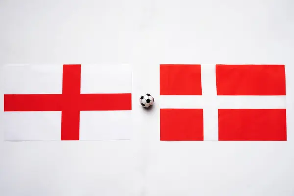 İngiltere Danimarka 'ya karşı, ulusal bayraklarla futbol maçı