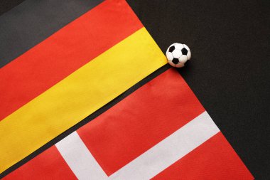 Almanya Danimarka 'ya karşı, ulusal bayraklarla futbol maçı