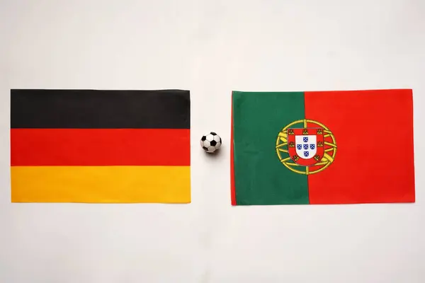 Almanya Portekiz 'e karşı, ulusal bayraklarla futbol maçı