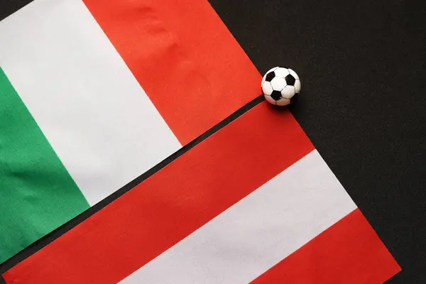 İtalya Avusturya 'ya karşı, ulusal bayraklarla futbol maçı