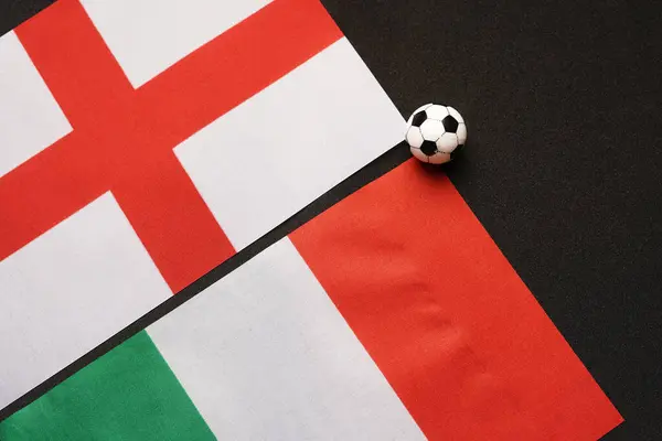 İtalya İngiltere 'ye karşı, futbol ulusal bayraklarla oynuyor
