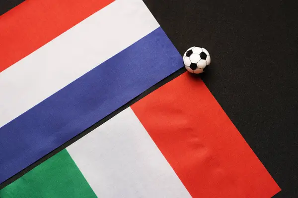 İtalya Hollanda 'ya karşı, ulusal bayraklarla futbol maçı