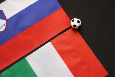 İtalya Slovenya 'ya karşı, ulusal bayraklarla futbol maçı