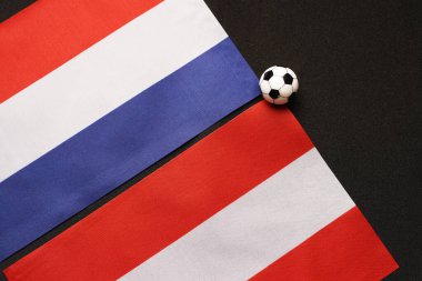Hollanda Avusturya 'ya karşı, ulusal bayraklarla futbol maçı