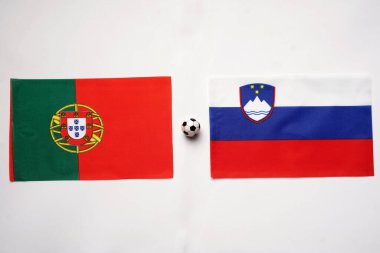 Portekiz Slovenya 'ya karşı, ulusal bayraklarla futbol maçı