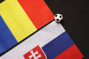 Romanya Slovakya 'ya karşı, ulusal bayraklarla futbol maçı