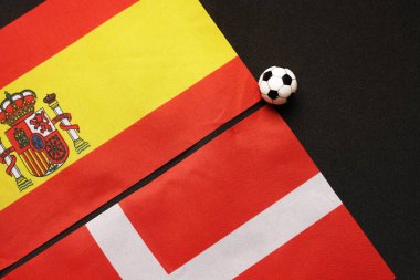 İspanya Danimarka 'ya karşı, ulusal bayraklarla futbol maçı