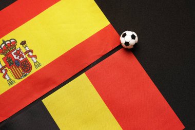 İspanya Belçika 'ya karşı, ulusal bayraklarla futbol maçı