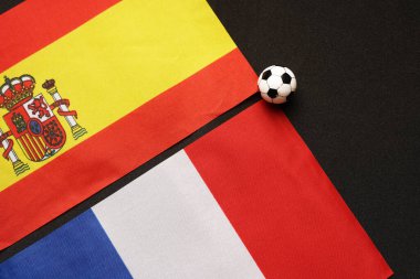 İspanya Fransa 'ya karşı, ulusal bayraklarla futbol maçı