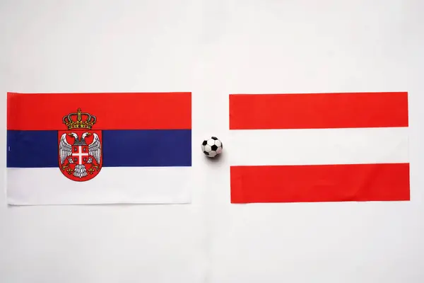 Sırbistan Avusturya 'ya karşı, ulusal bayraklarla futbol maçı