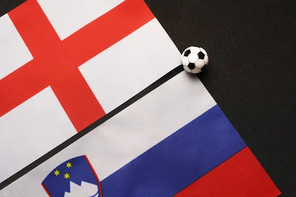 Slovenya İngiltere 'ye karşı, futbol ulusal bayraklarla oynuyor