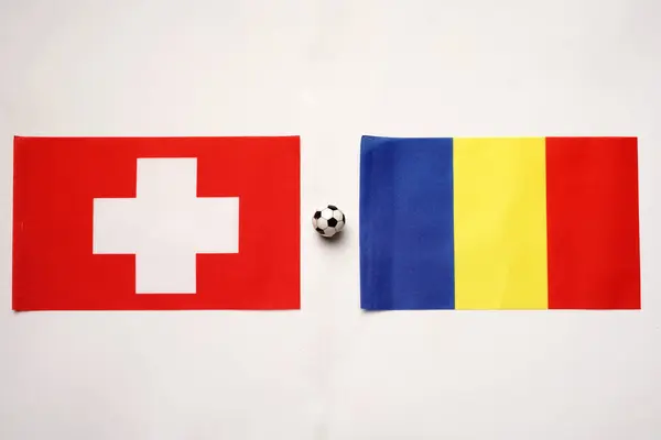 İsviçre Romanya 'ya karşı, ulusal bayraklarla futbol maçı