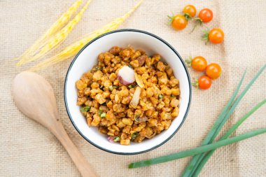 Orek tempe veya Sauteed Tempeh otlar, sarımsak, soğan, kırmızı biber ve soya soslu tipik bir Endonezya mutfağıdır. Lezzetli..