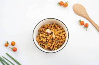 Orek tempe veya Sauteed Tempeh otlar, sarımsak, soğan, kırmızı biber ve soya soslu tipik bir Endonezya mutfağıdır. Lezzetli..