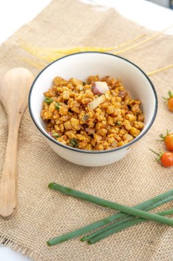 Orek tempe veya Sauteed Tempeh otlar, sarımsak, soğan, kırmızı biber ve soya soslu tipik bir Endonezya mutfağıdır. Lezzetli..