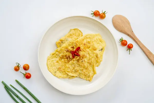 Kahvaltıda. Endonezya 'da omlete telor dadar denir. üstten düz yatay çekim