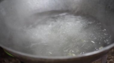 Sıcak suyu ateşle kaynatın.