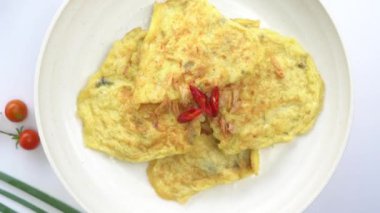 Kahvaltıda. Endonezya 'da omlete telor dadar denir. üstten düz yatay çekim