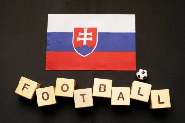 Slovakya bayrağı, futbol unvanı ve beyaz arkaplan. futbol konsepti