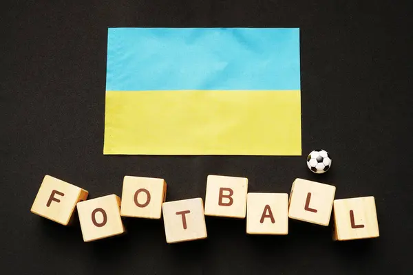 Futbol unvanı ve beyaz geçmişi olan Ukrayna bayrağı. futbol konsepti