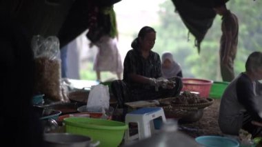 Bogor, Endonezya. 3 Haziran 2023: geleneksel olarak Endonezya 'da geleneksel düğün törenlerinde yemek pişirme