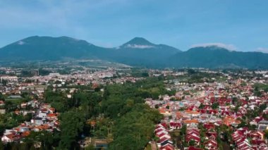 Cianjur 'daki yerleşim alanlarının hava görüntüsü