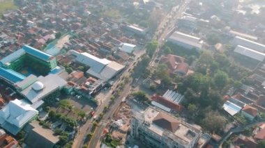 Cianjur şehrindeki sokak atmosferinin havadan görüntüsü