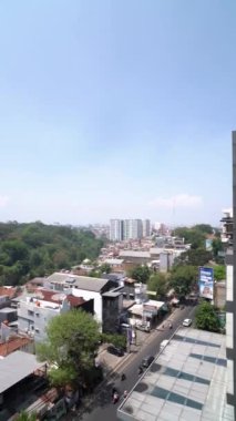 BANDUNG, INDONEZYA - Eylül 02 2024: Mavi gökyüzü ile Jalan Cihampelas Bandung gündüz görüşü