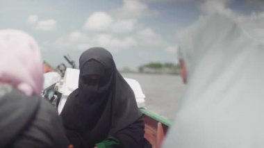 KALIMANTA UTARA, İNDONEZYA - 25 Kasım 2019: Kuzey Kalimantan 'daki nehirden geçen küçük teknelerde yaşayanların atmosferi