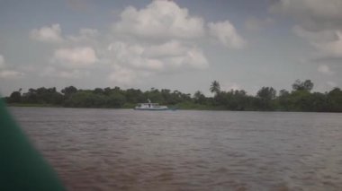 Kuzey Kalimantan 'daki büyük nehrin atmosferi