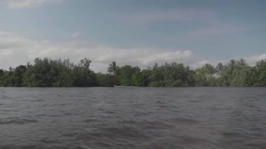 Kuzey Kalimantan 'daki büyük nehrin atmosferi