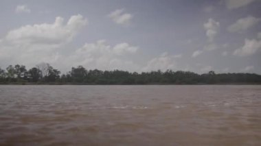 Kuzey Kalimantan 'daki büyük nehrin atmosferi