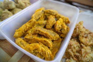 Gorengan veya kızarmış yiyecek Endonezya 'da popüler bir atıştırmalık türüdür.