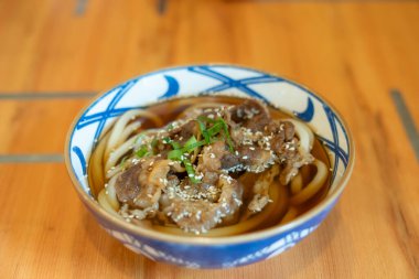 Japon mutfağı udon çorbası kake udon gibi sıcak erişte Dashi, soya sosu ve mirinden yapılmış kakejiru adında hafif bir çorba. Genellikle ince bir şeyle kaplıdır.