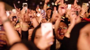 BANDUNG, INDONEZYA - 28 Eylül 2024: Sheila 7 'de Stadyum Jalak Harupat Bandung' daki kalabalığın katıldığı canlı müzik konseri