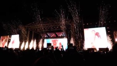 BANDUNG, INDONESIA - 28 Eylül 2024: Sheila Stadion Jalak Harupat Bandung 'da 7 canlı müzik konseri