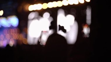 Bulanık gölge ve ışık, arka planda canlı müzik konserinde mutlu insanlar. Sahnede müzik performansı konseri